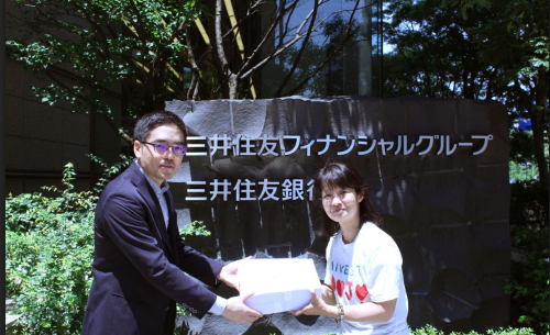 SMBCの本社前でもパフォーマンス