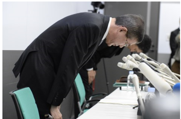 謝罪するスバルの吉永泰之社長(手前)
