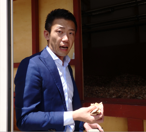 木質燃料チップを点検する