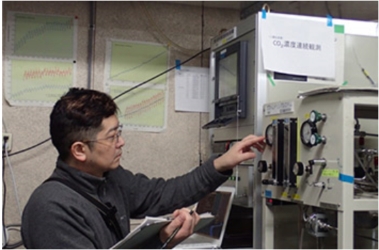 昭和基地の観測棟でCO2濃度の測定を行う第57次南極地域観測隊越冬隊 荒川逸人隊員