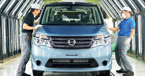 完成車の最終検査の模様(日産)