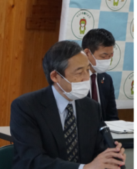 会見する金田一学長