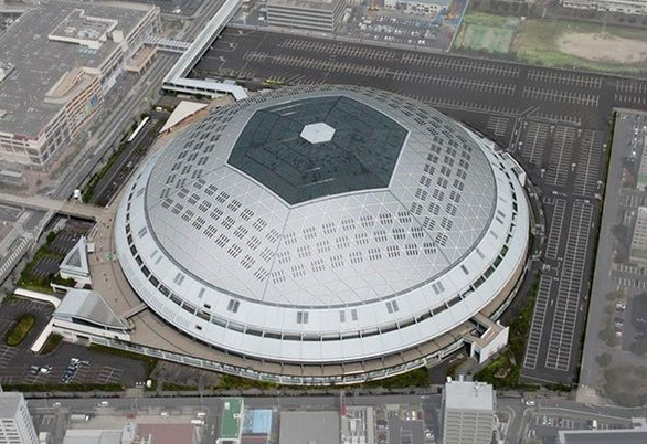 ドーム中央の六角形の部分と、周辺の点線のようになっている3層部分が、太陽光パネル