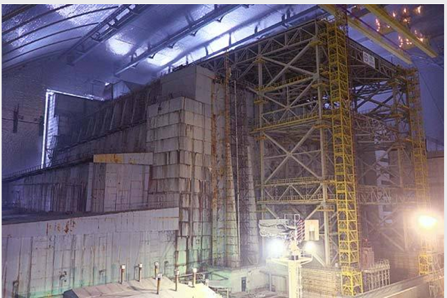 新格納庫の内部。石棺を鋼鉄製フレーム等で支えている