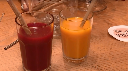 プラスチックに替えて、紙のストローも登場するフランスのカフェ