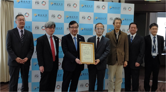 ソーシャルボンド発行に関わった東大のチームの面々と