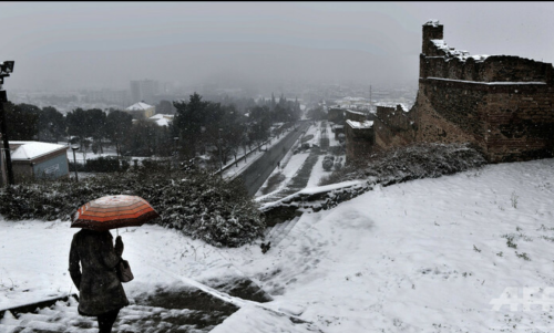 [「いきなり雪」が舞ったギリシャのテッサロニキ。滑らないようにね。
