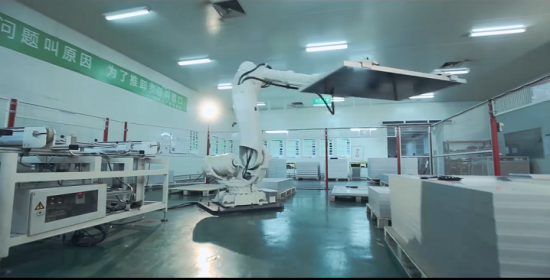 ジンコソーラーのモジュール製造工場。ロボットで効率化