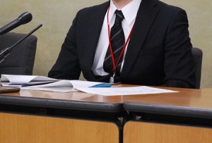 記者会見で労働組合の結成を発表するインターネット通販大手アマゾンの日本法人「アマゾンジャパン」の男性社員=4日午後、厚生労働省 インターネット通販大手アマゾンの日本法人「アマゾンジャパン」(東京)の社員らが4日、厚生労働省で記者会見し、労働組合を結成したと発表した。組合員らは、恣意(しい)的な人事評価に基づき退職を迫られるケースがあるとして改善を訴えている。 【特集】わたしは○○で仕事をやめました。 結成メンバーは正社員数人で、当面は東京管理職ユニオンの支部として活動する。世界的企業のアマゾンをめぐっては、欧州