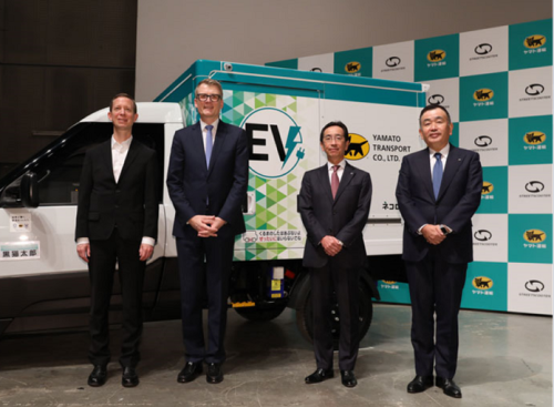 左から、ドイチェポストDHL トーマス・オグリビー取締役、STSイエルグ ゾマーCEO、ヤマト運輸 栗栖社長、ヤマトホールディングス 長尾社長