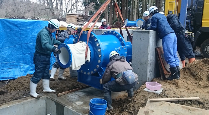 小水力発電機の設置の様子