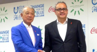 日本コカ・コーラのガルドゥニュ社長㊨日本財団会長の笹川陽平氏㊧