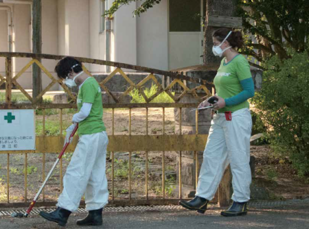 放射性物質の汚染状況を調べるグリーンピースのスタッフたち