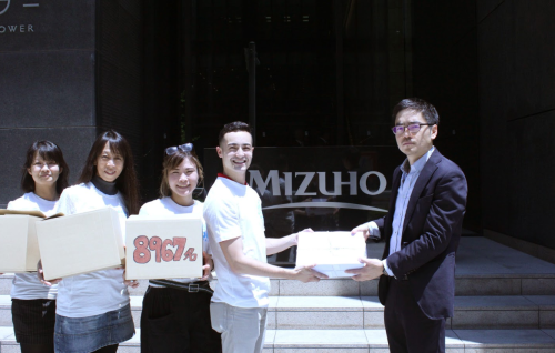 みずほ銀行本店の前で、要請書を提出するイベントを行う