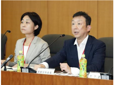 審議会分科会長の阿部正弘氏(右)