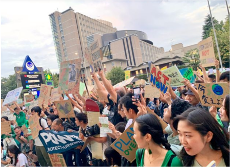 東京でも若者たちが集まった。青山の国連大学前