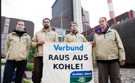 フェルブンド社の石炭火力発電所に抗議行動をする環境団体のメンバー