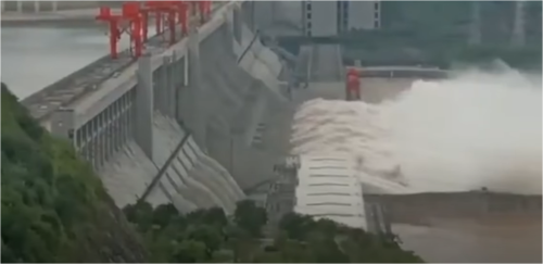 放水量を上回る流入量