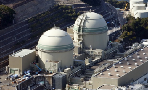 関西電力高浜原発の3号機(左)と4号機=2020年2月11日、福井県高浜町、朝日新聞社ヘリから、小杉豊和撮影