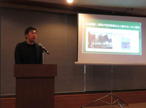 サステナブルファイナンス大賞の表彰式で取り組み内容を説明する大北氏