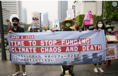 ジャカルタの在インドネシア日本大使館に対して、石炭火力発電事業への支援停止を求める現地のNGOら=msnニュースから