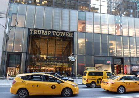トランプタワーの前も自動車が多い＝Get Your Guideより転載