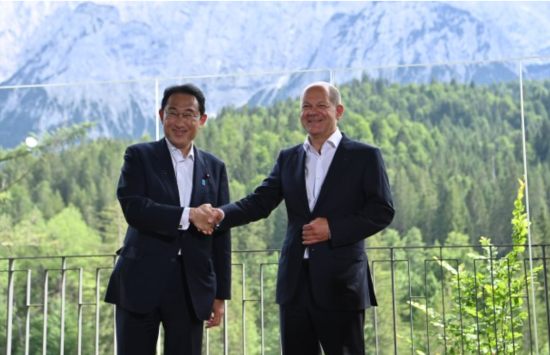 日独首脳会談前に握手する岸田文雄首相とドイツのショルツ首相＝2022年6月26日、ドイツ南部エルマウ
