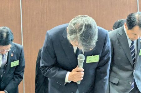 不祥事発覚で謝罪する日本生命の朝日社長＝日本経済新聞から引用
