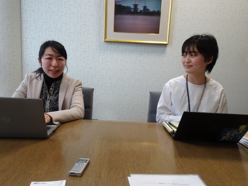 SBI新生銀行の平田みずほ氏㊧、朝田