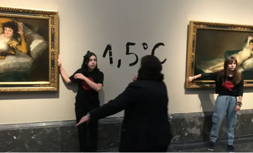 ゴヤの代表作、「着衣のマヤ」の絵の額縁に手を糊付けして抗議活動をする若者たち