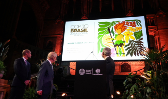英自然史博物館での「カウントダウンCOP30」の掲示物の説明を受ける国王と皇太子