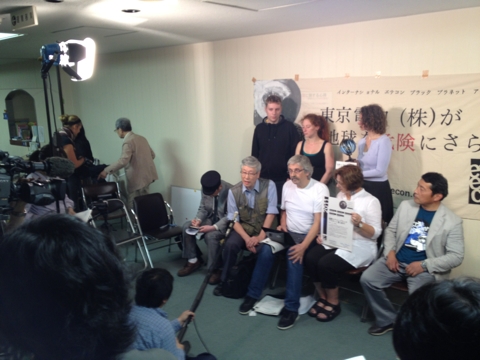 東電株主総会で、経営者にブラックプラネット賞を贈呈するために来日したドイツのNGO